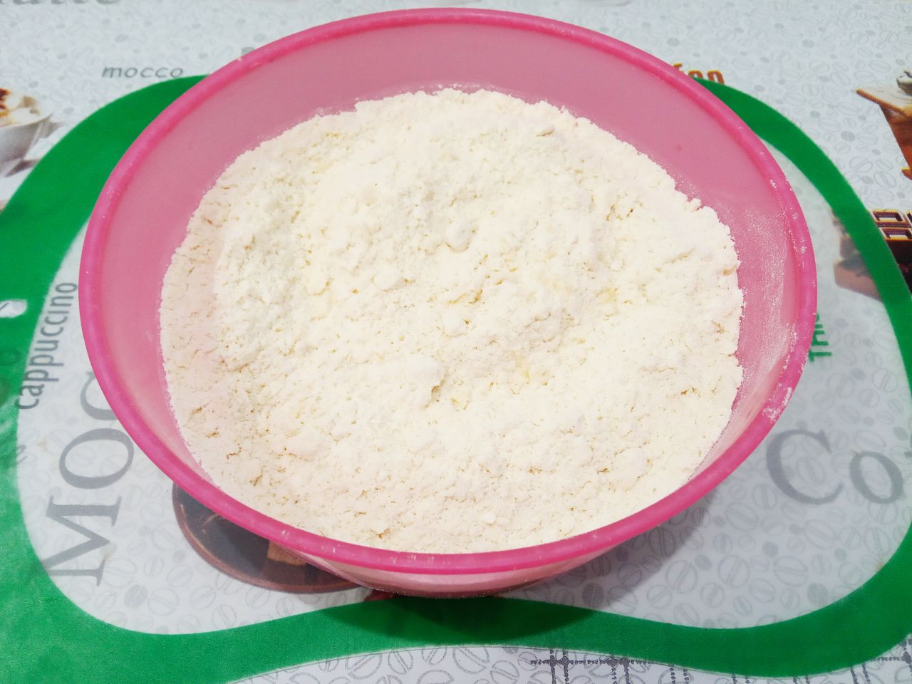 Песочный пирог с тушеными яблоками, просто и вкусно: Добавляем в муку кусочками сливочное масло или маргарин и растираем в мелкую крошку.
