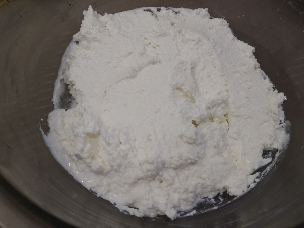 Пирог из песочной крошки, с творожной начинкой и замороженными ягодами: Приготовим творожную начинку.