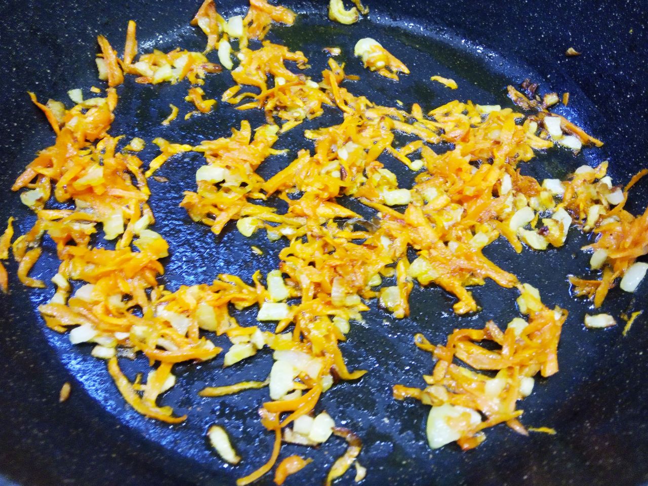 Простой рецепт красного борща, просто и вкусно: Добавляем морковь и обжариваем несколько минут.