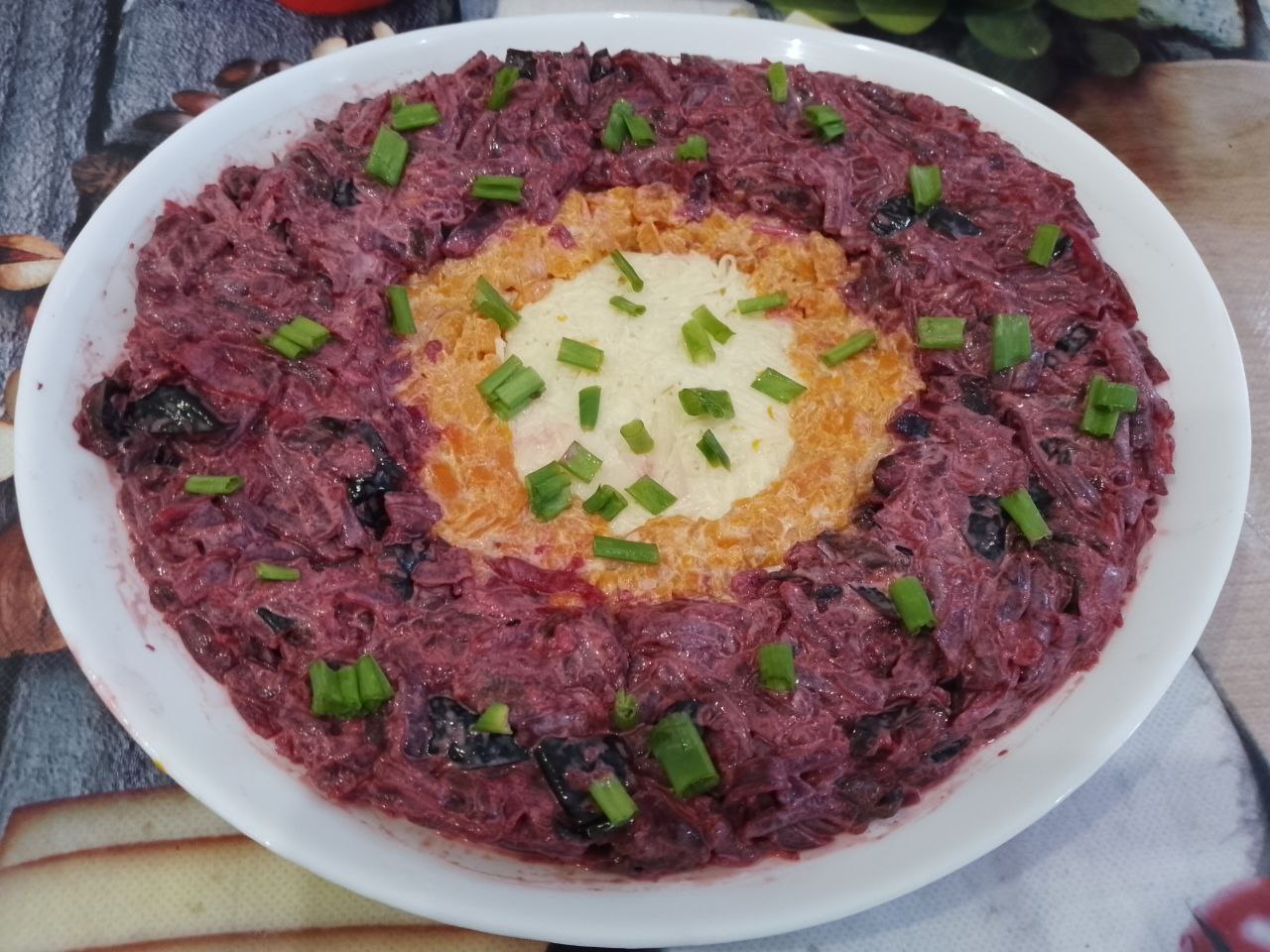 Салат из свёклы, чернослива, моркови и сыра