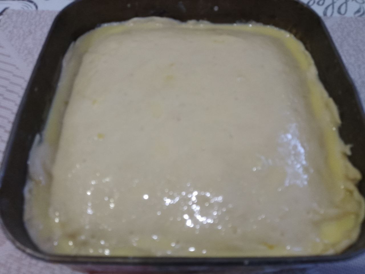 Пирог песочный трехслойный с начинкой из кураги, лимона и орехов: Смазываем верх пирога желтком смешанным с молоком и прокалываем вилкой или зубочисткой.