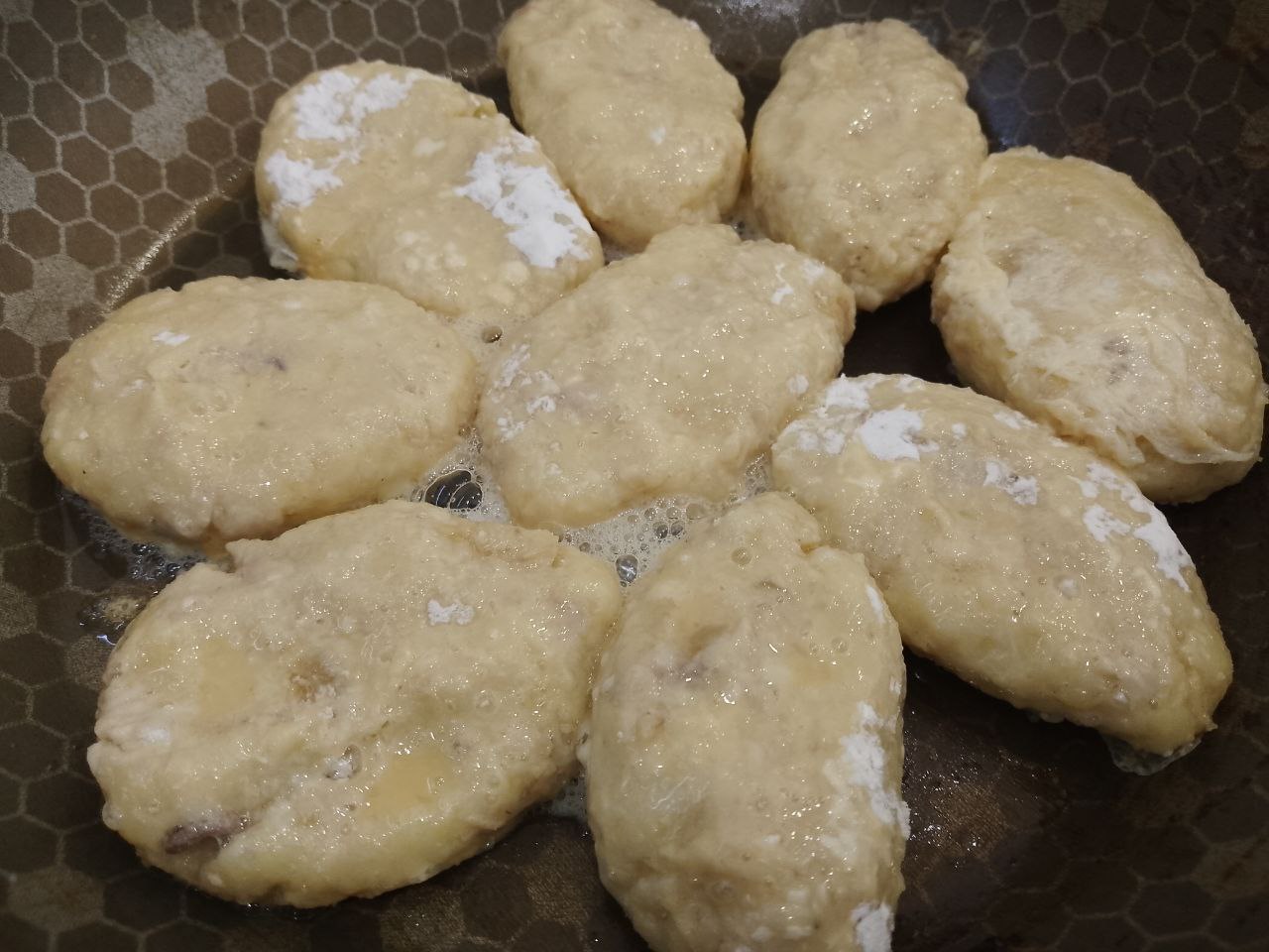 Картофельные котлеты с сыром, мясом, в яичном кляре: Котлеты укладываем на разогретую сковороду и обжариваем до золотистой корочки с двух сторон.