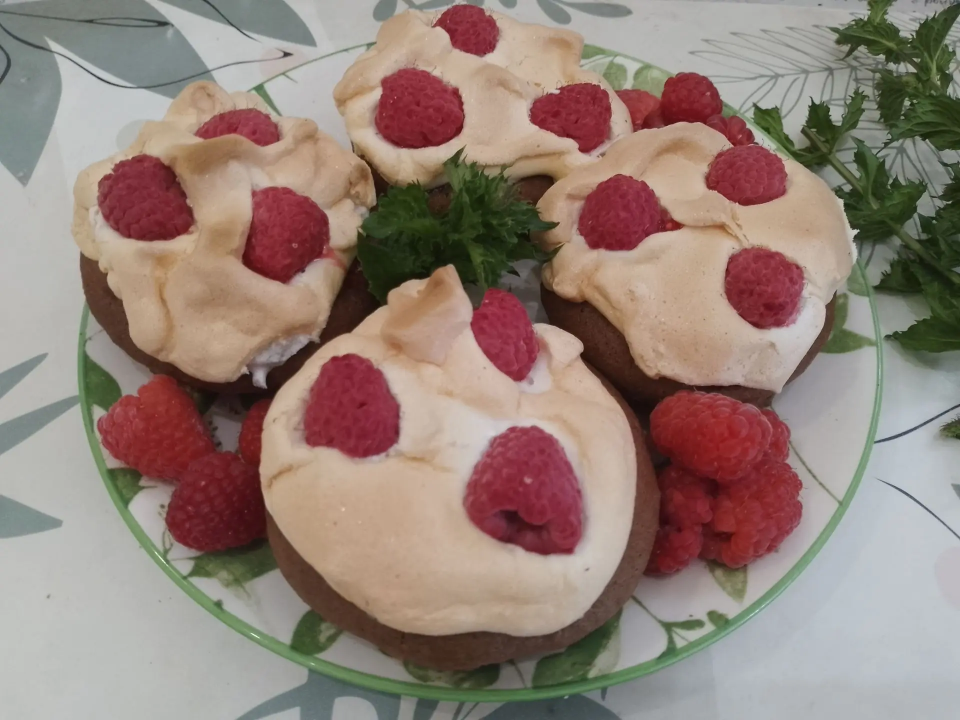Шоколадные пирожные с малиной и белковым кремом