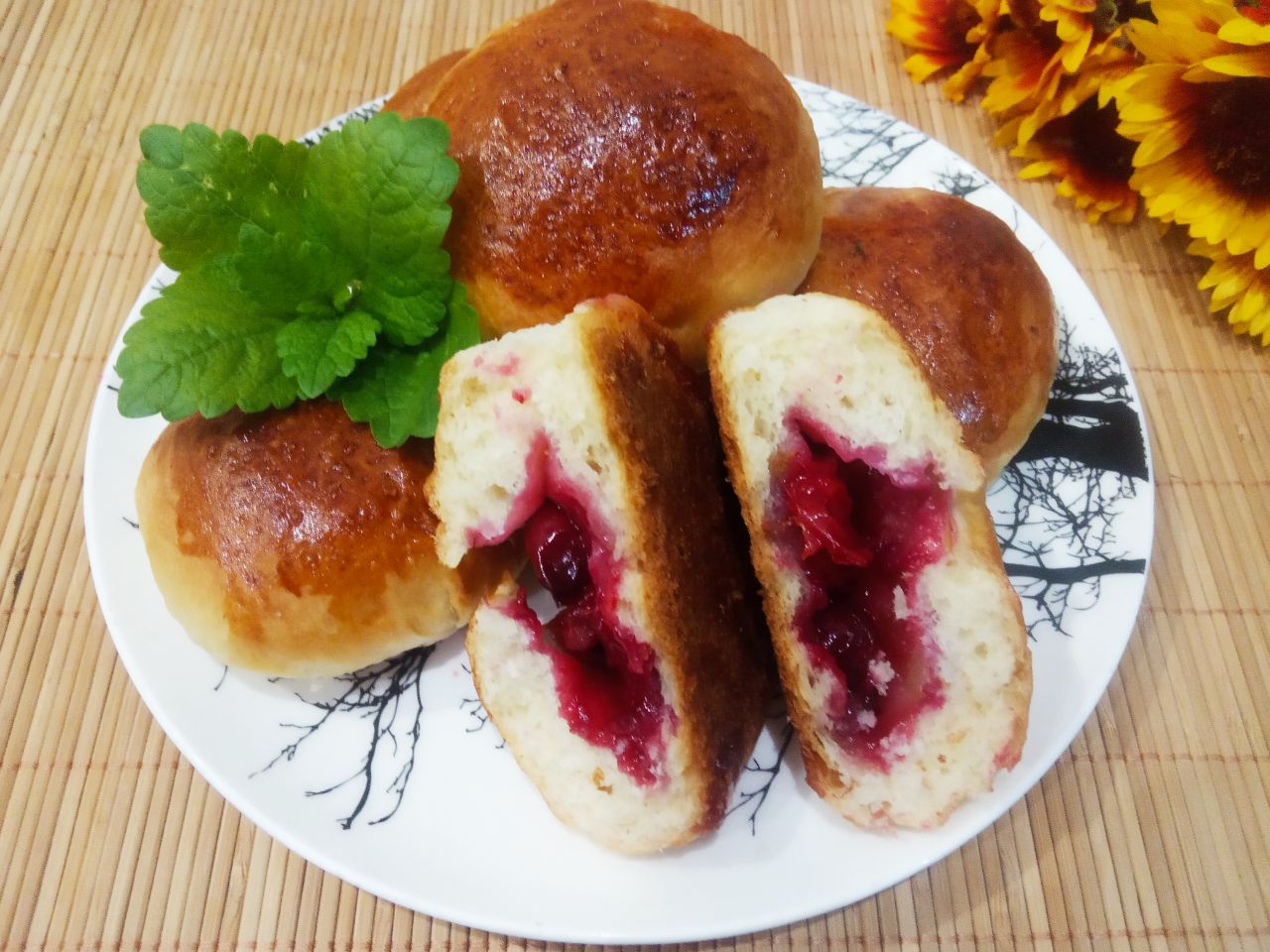 Пирожки из сдобного дрожжевого теста с вишней и клубникой, сочные и аппетитные: Испеченные пирожки достаем из духовки и охлаждаем, потом складываем на блюдо или поднос.