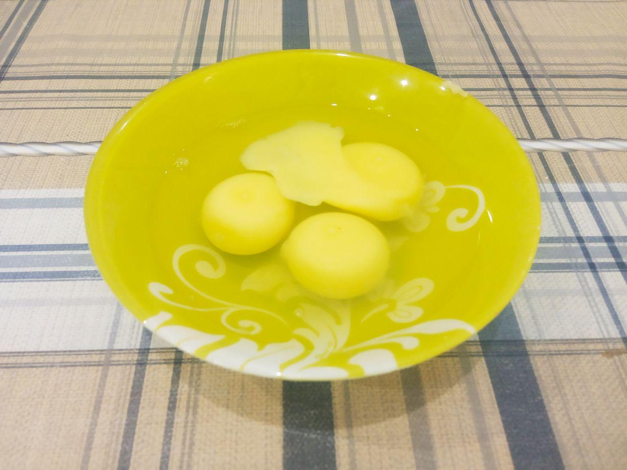 Нежные капустные оладьи с фаршем, вкусно и сытно: Яйца взбиваем вилкой или венчиком и выливаем в приготовленную капусту.