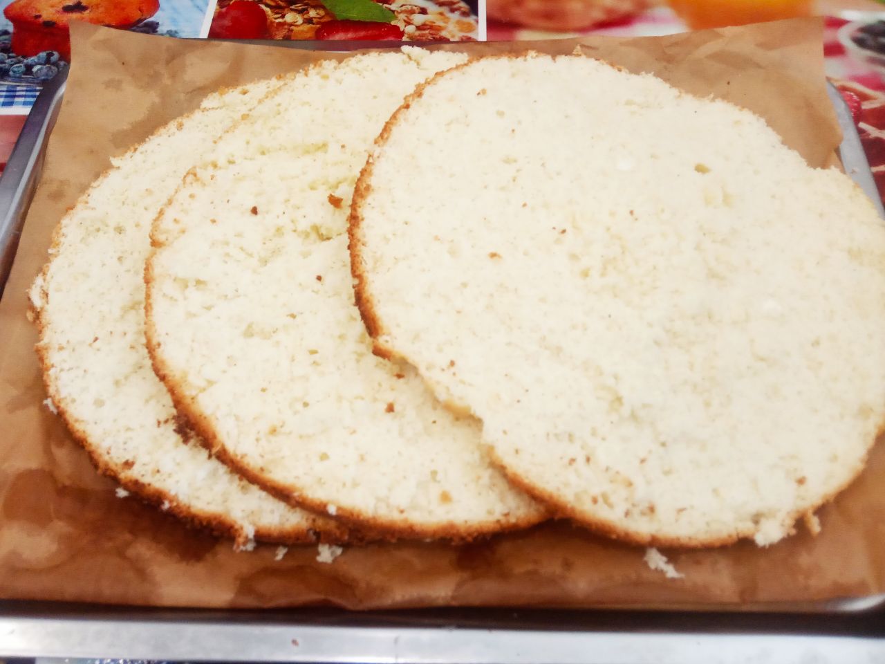 Торт с нежным масляным кремом и джемом: Бисквит разрезаем на три части.