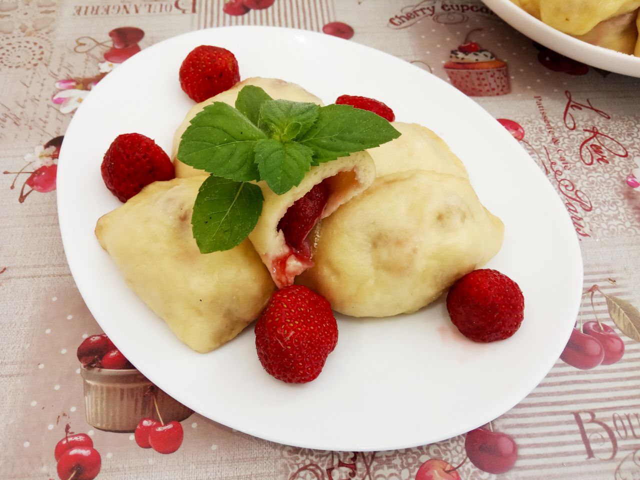 Вареники с клубникой приготовленные на пару