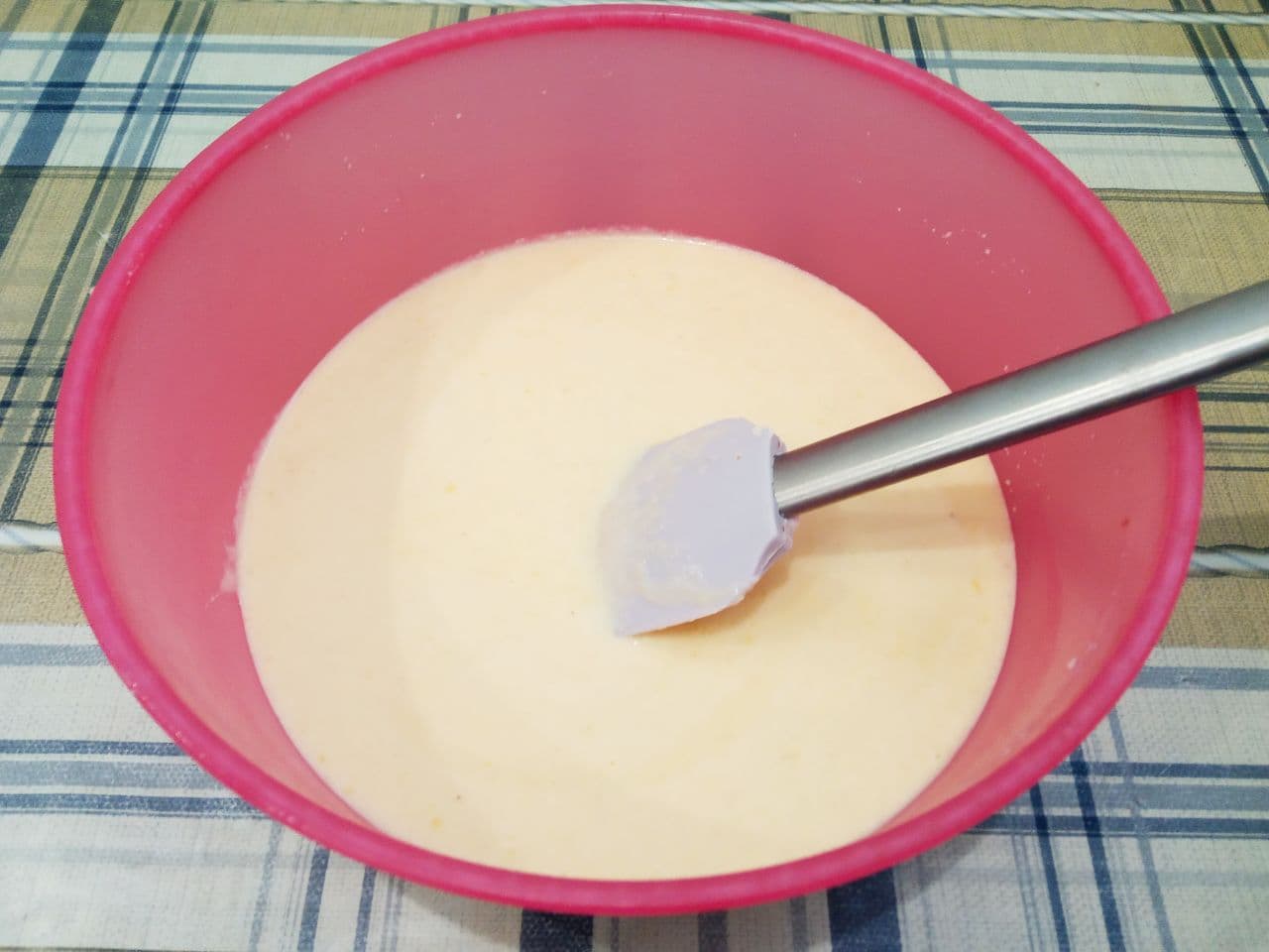 Манный пирог на молоке, просто и вкусно: Выкладываем набухшую манную крупу в смесь, размешиваем.