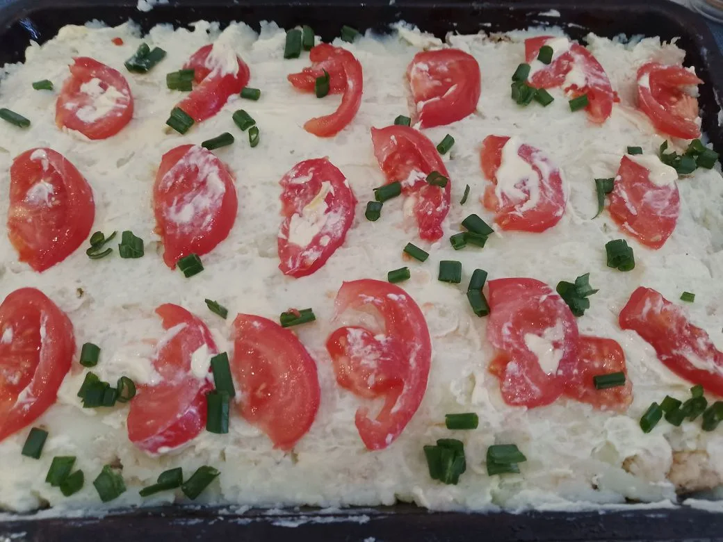 Картофельная запеканка с сыром, помидорами и куриным мясом: Выкладываем равномерно ломтики помидоров, смазываем сметаной и посыпаем измельченным зеленым луком.