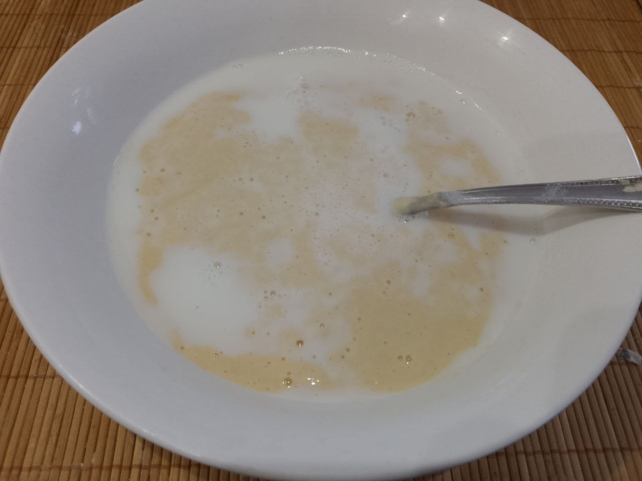 Рыбный стейк в кляре, вкусно и сытно: Добавляем молоко и размешиваем до однородной консистенции, кляр должен быть как сметана.
