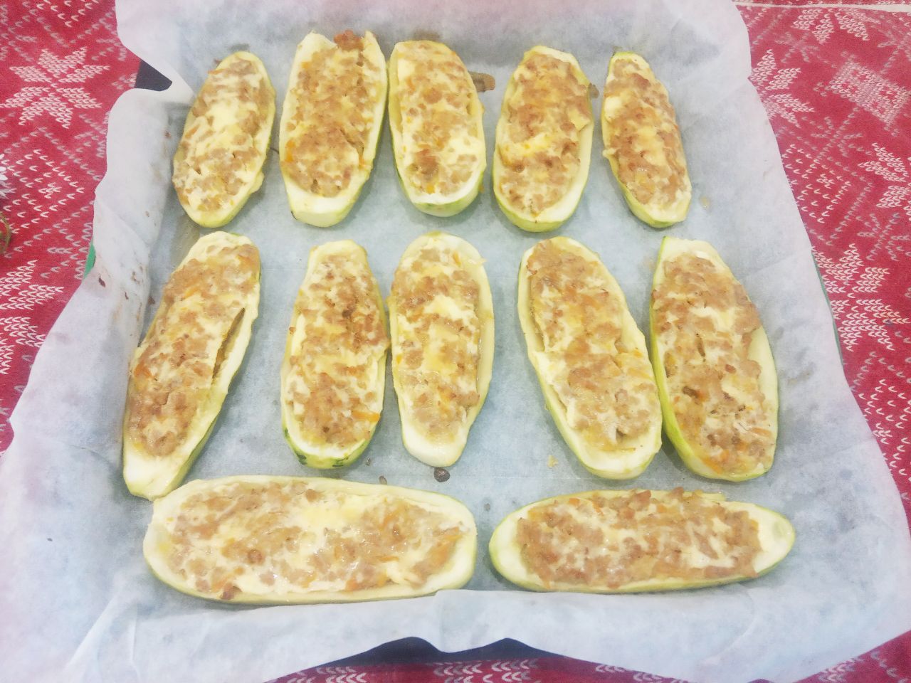 Кабачки фаршированные мясным фаршем, луком, морковью и сыром: Разогреваем духовку до 180 С и ставим противень с кабачками для запекания.