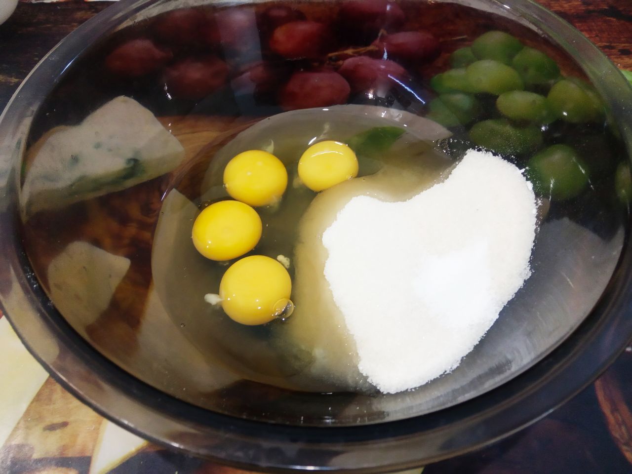 Простой рецепт коврижки с вареньем, просто и вкусно: Яйца разбиваем в чашу, добавляем сахар, ванильный сахар и взбиваем.