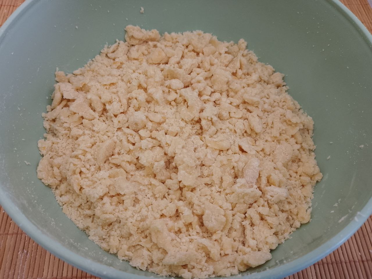 Пирог из песочной крошки и творога, вкусный и аппетитный: В мучную крошку добавляем растертые желтки и растираем  в крошку. Крошку разделяем на две части, одну