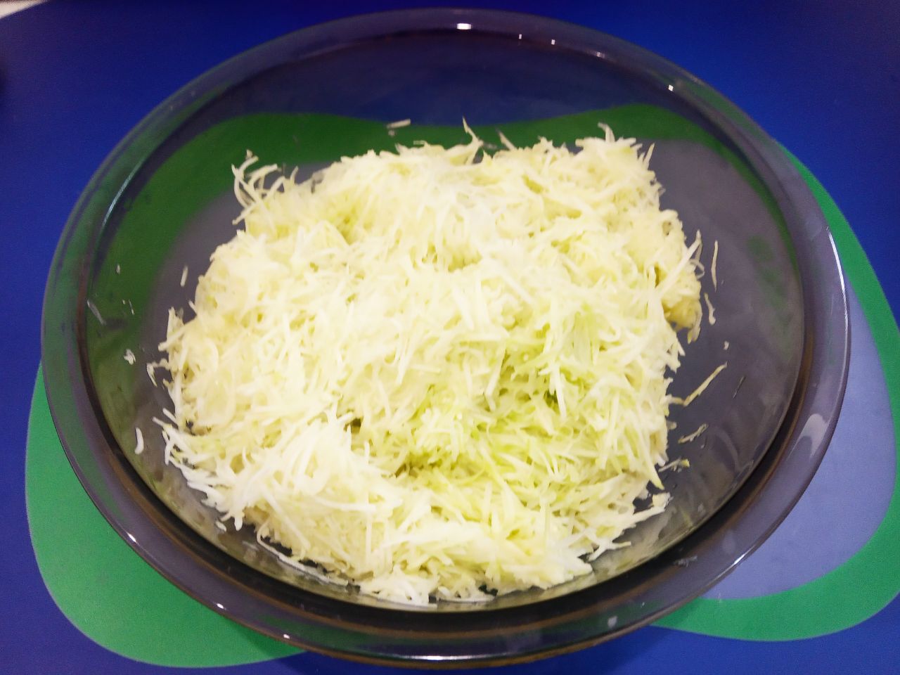 Простой рецепт овощных оладий из патиссонов, просто и вкусно: Из патиссон сливаем образовавшуюся жидкость. Добавляем к патиссонам яйца, муку, чеснок с луком и хорошо