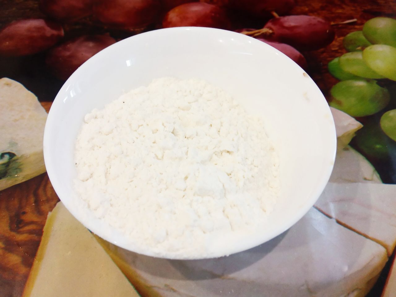 Картофельные зразы с начинкой из шампиньонов и лука: Пюре соединяем с мукой, яйцом, луком, чесноком и перцем по вкусу, тщательно размешиваем. Муку я добавляю в