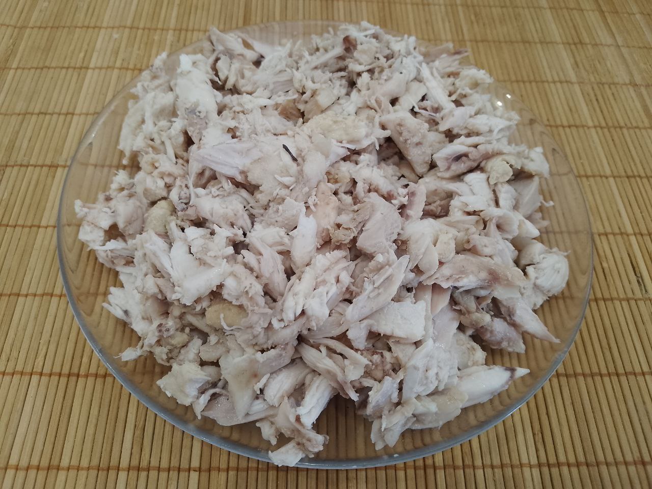 Баклажаны с начинкой из мяса и овощей, в духовке: Куриное мясо отвариваем в подсоленной воде со специями до готовности и мелко нарезаем.