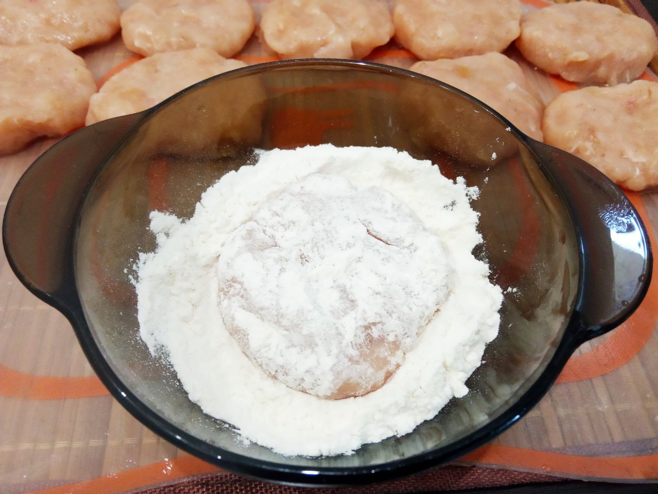 Отбивные в яичном кляре из фарша куриного филе, жареные на сковороде: Сковороду разогреваем с растительным маслом. Отбивные обваливаем сначала в муке.