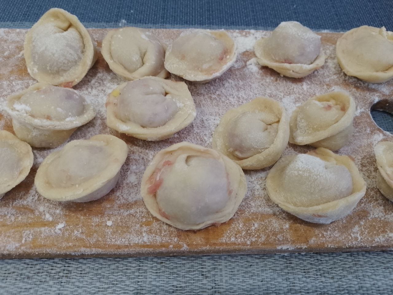 Суп картофельный с домашними пельменями из мясом свинины: Приготовим домашние пельмени или можно использовать пельмени приобретенные в магазине.