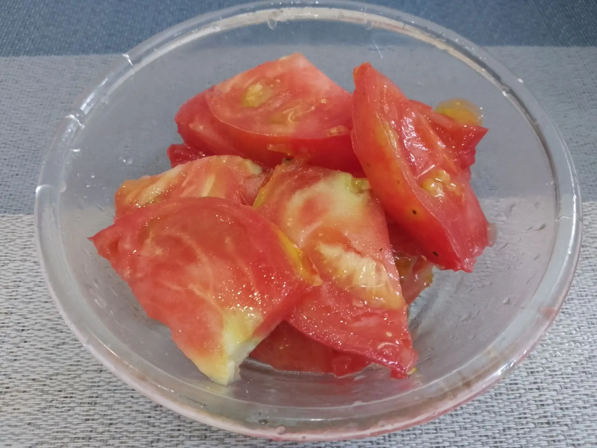 Баклажаны запеченные в духовке с фаршем, сыром и помидорами: нарезаем помидоры кружочками