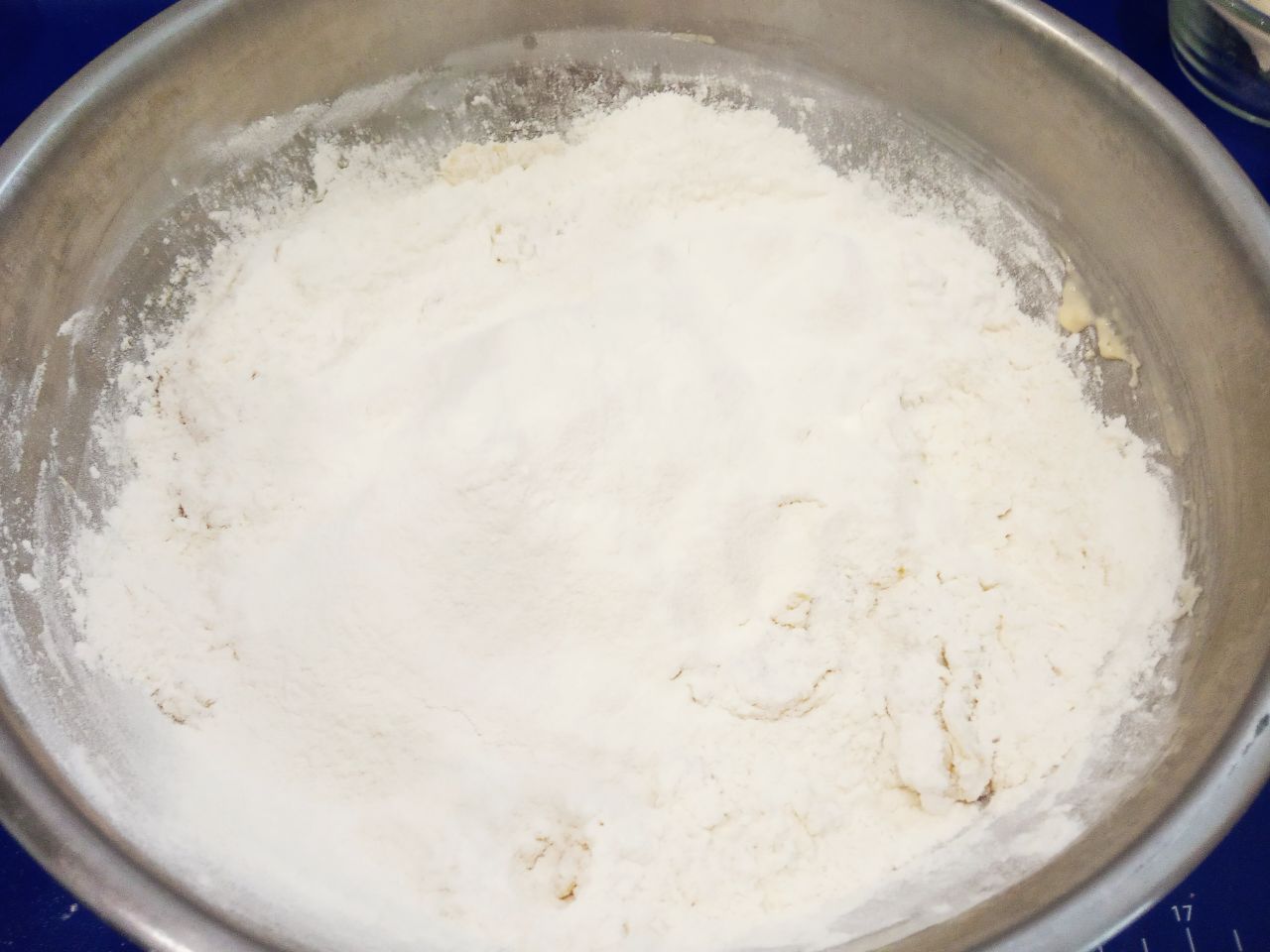 Пирожки из сдобного дрожжевого теста с вишней и клубникой, сочные и аппетитные: Муку просеиваем через сито, смешиваем с солью и больше половины всыпаем в смесь, размешиваем.