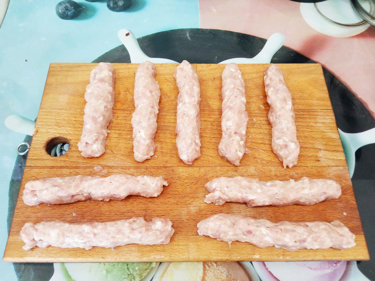 Колбаски мясные жареные: Достаем из холодильника и формуем колбаски, для лучшего формования колбасок руки смачиваем в растительном