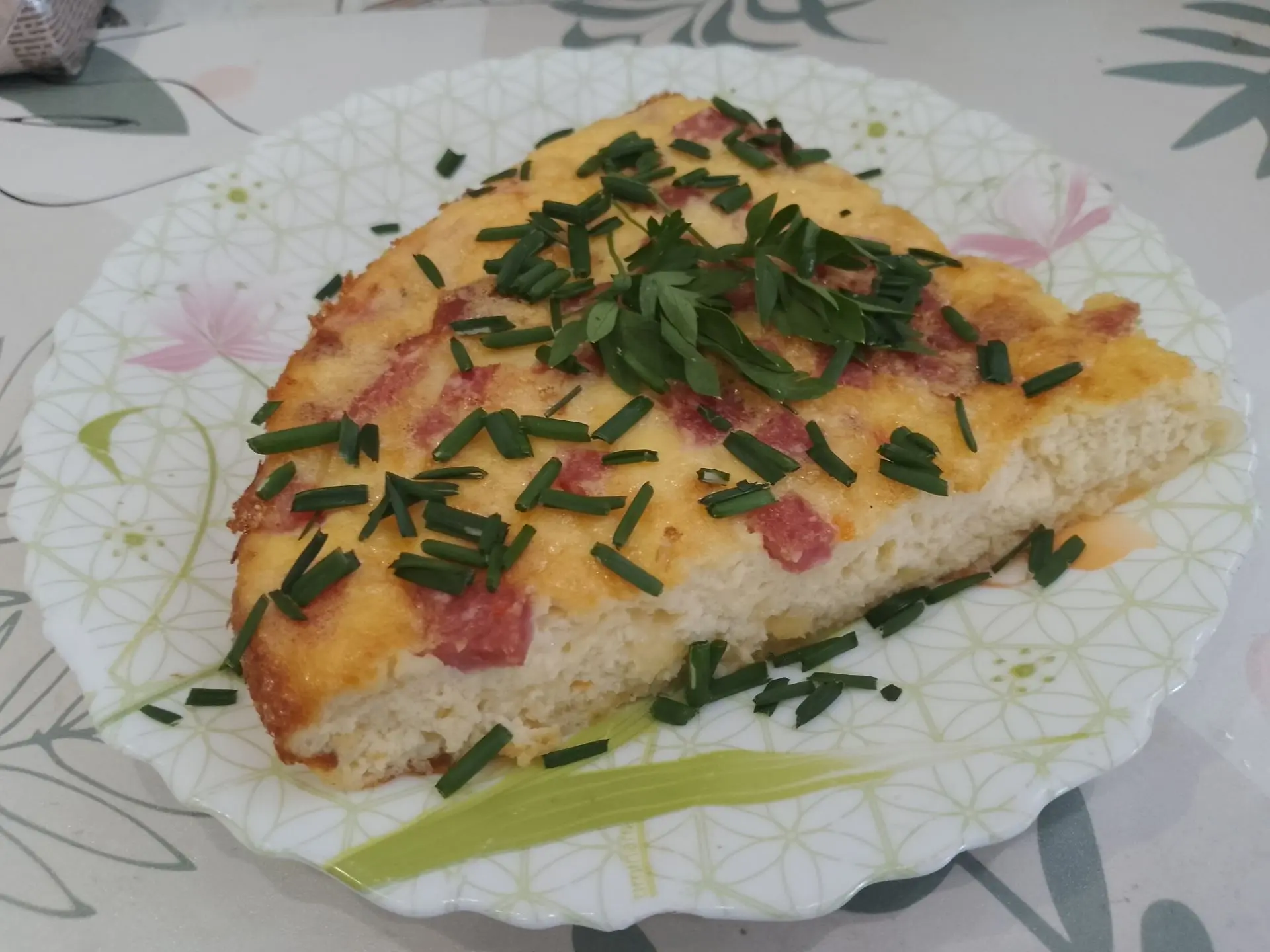 Вкусный завтрак из яиц, творога, помидоров и колбасы или ветчины