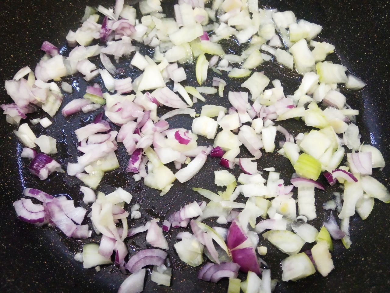Паштет из свиной печени, вкусно и сытно: Сковороду разогреваем с растительным или сливочным маслом и обжариваем лук с морковью до готовности.