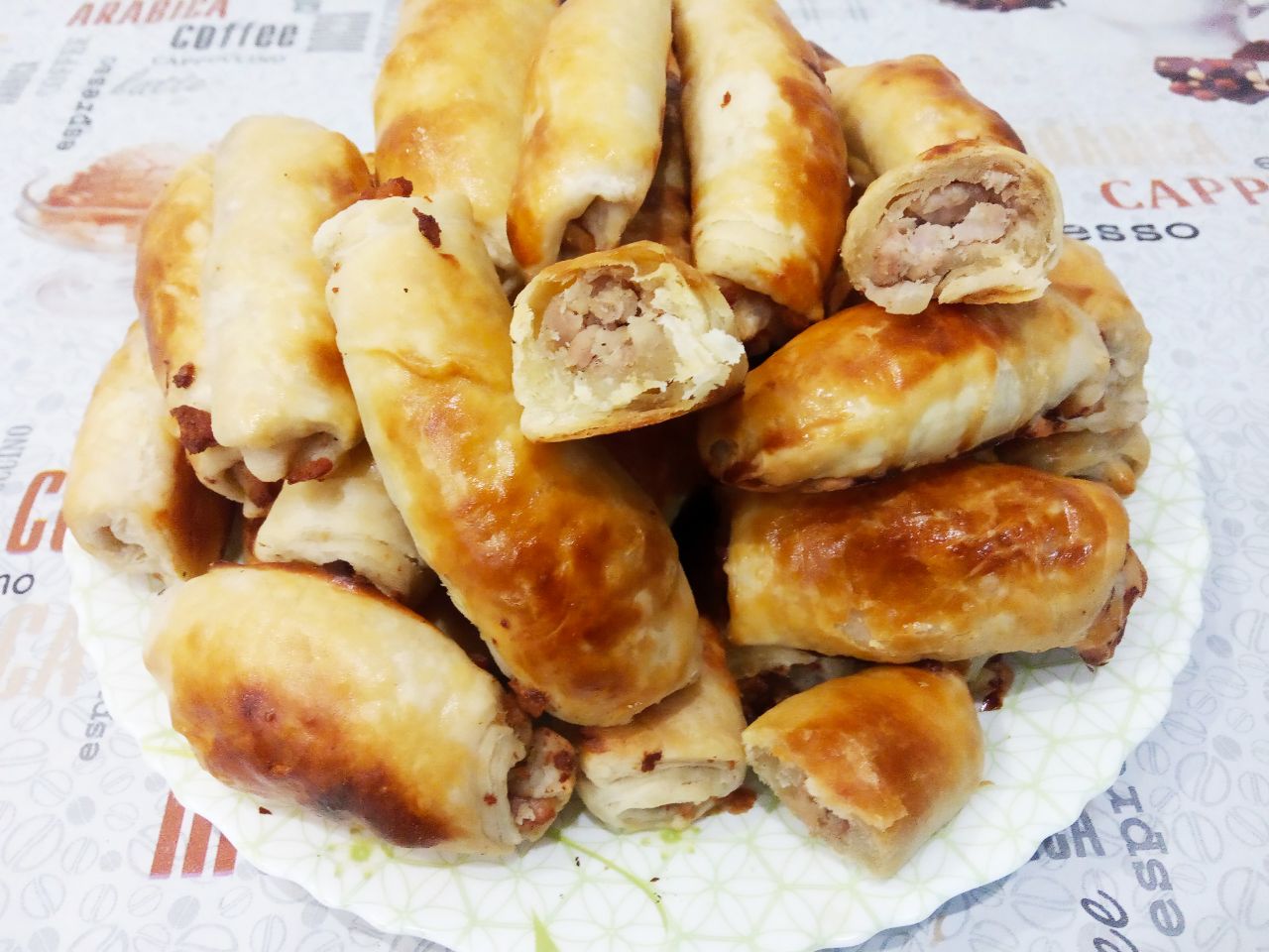 Пирожки из слоёного теста с мясной начинкой