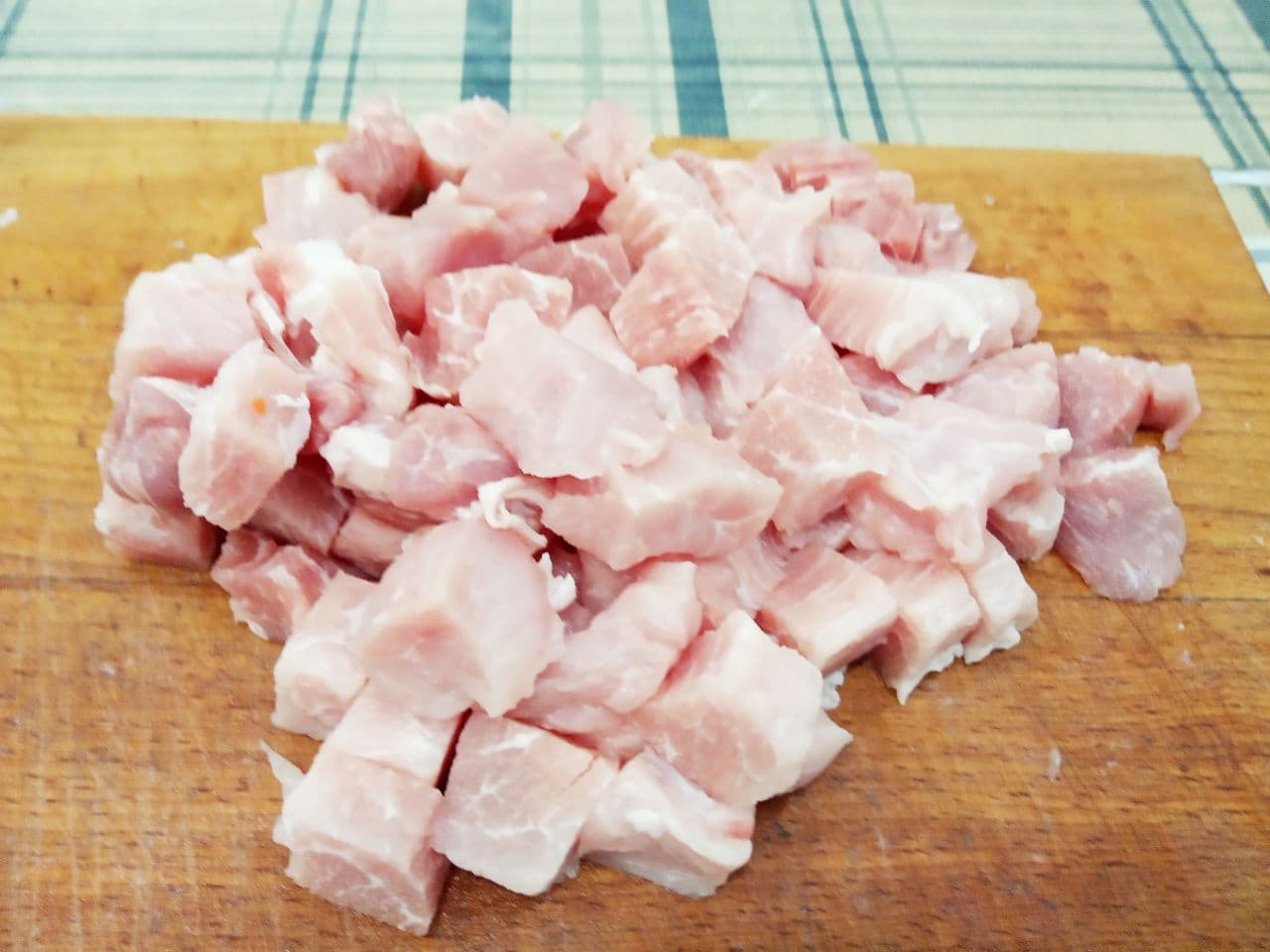 Гуляш из свинины, простой рецепт: Мясо свинины промываем, просушиваю и разрезаем на кубики.