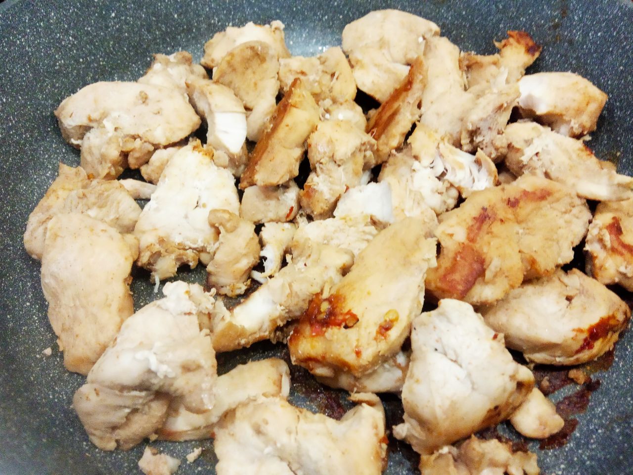 Мясо с соусом из овощей, к макаронным изделиям: Разогреваем сковороду, кладем ломтики куриного филе и обжариваем до испарения жидкости.