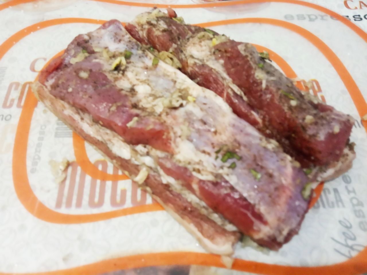 Свиная грудинка запеченная в рукаве, вкусная и аппетитная: Натираем чесноком и измельченным лавровым листом.