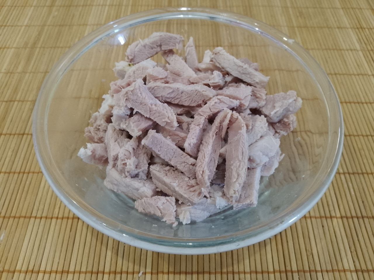 Салат вкусный и сытный из мяса, огурцов и яичных блинов: Мясо отвариваем со специями, охлаждаем и нарезаем тонкими полосками.