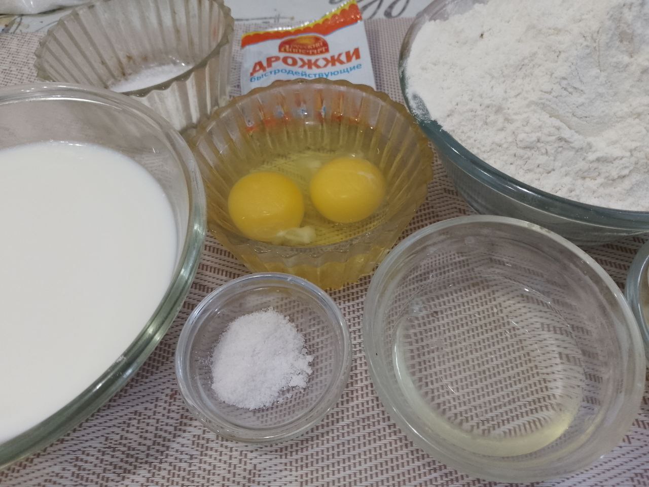 Домашняя пицца с шампиньонами, колбасой, помидорами и сыром