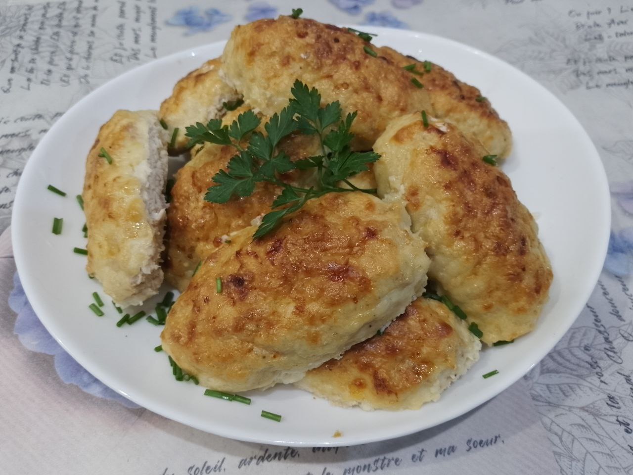Котлеты с начинкой из яиц и сыра, в кляре, вкусные и сытные