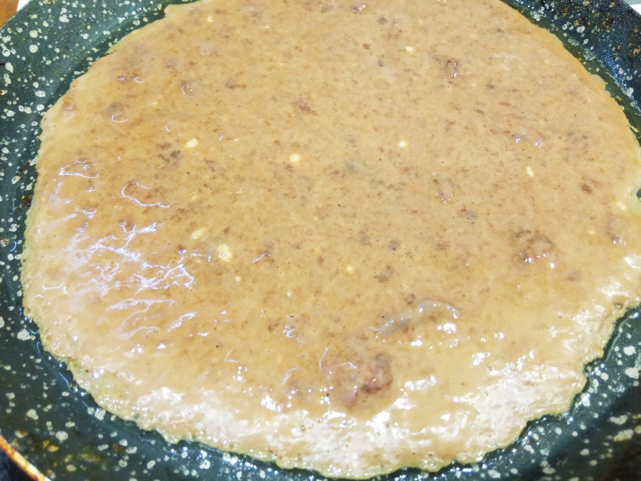 Простой рецепт торта из печени, сыра, лука и моркови: Разогреваем сковороду, смазываем жиром, наливаем небольшой слой печеночного теста, разравниваем и выпекаем с