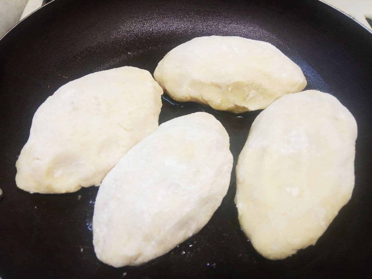 Картофельные зразы с мясной начинкой, вкусные и аппетитные: Сковороду разогреваем с растительным маслом, выкладываем приготовленные зразы, накрываем крышкой и обжариваем