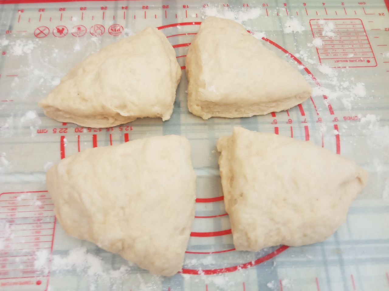 Воздушные треугольники, просто и вкусно: Тесто разделяем на четыре части.