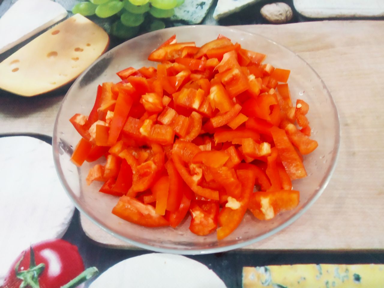 Тушеные баклажаны с овощами и филе: Перец сладкий промываем, очищаем от семян и разрезаем на полоски.