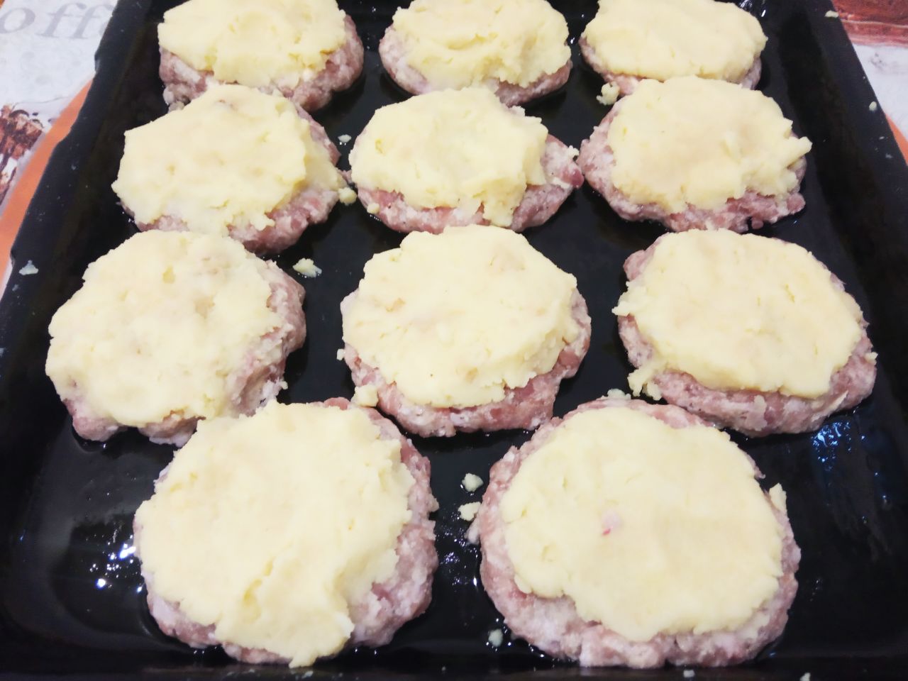 Мясные стожки с сыром и картофельным пюре: Из картофельного пюре формируем лепешки, размерами мясной лепешки и укладываем на мясную лепешку.