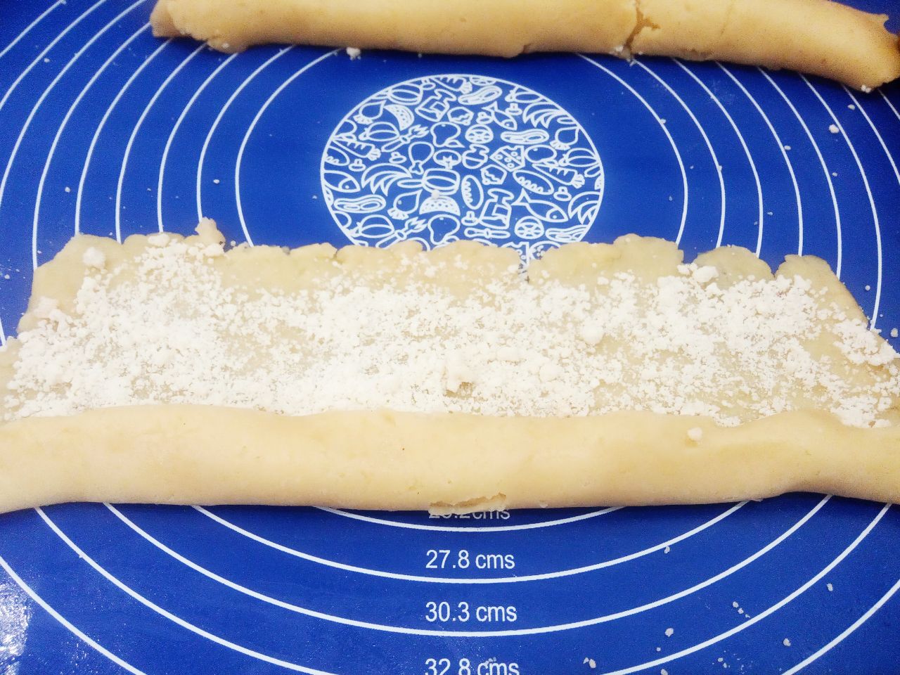 Печенье с корицей и мучной крошкой, песочное и рассыпчатое: Прямоугольные листы теста с мучной крошкой, сворачиваем рулетом и разрезаем на полоски.