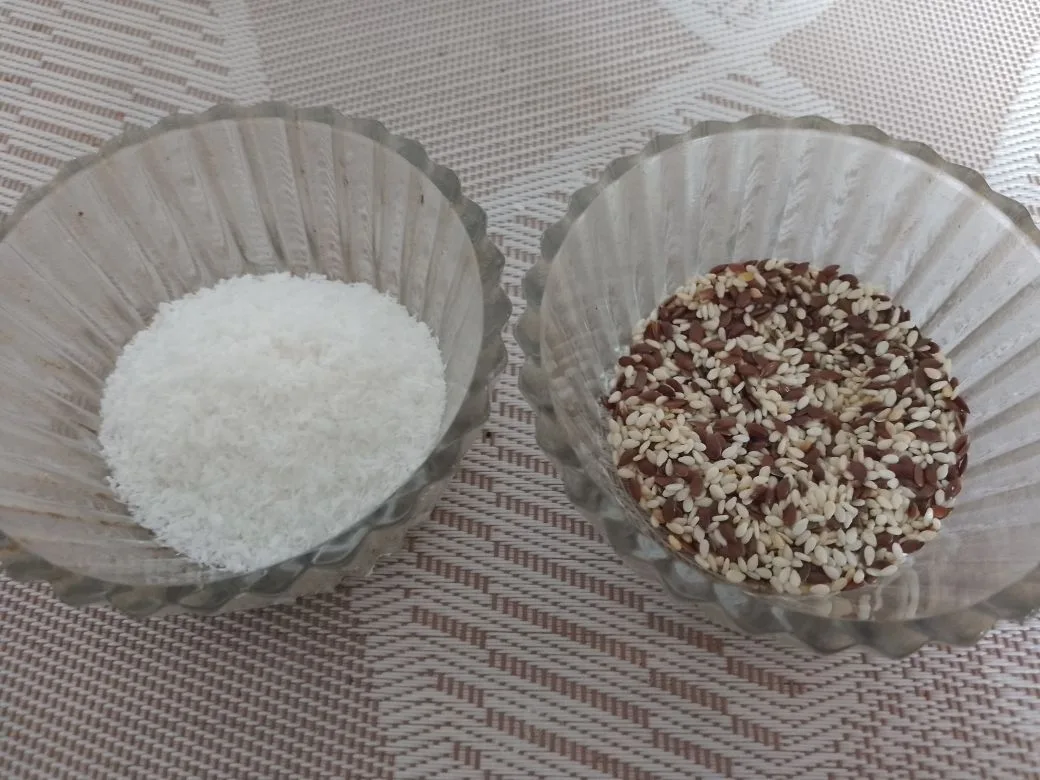 Шоколадное песочное печенье с кунжутом и кокосовой стружкой: Одну часть полосок смазываем и обваливаем в кунжуте, вторую в кокосовой стружке.