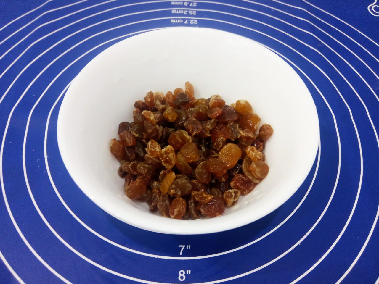 Простой рецепт пряников на кефире с изюмом, просто и вкусно: Изюм промываем горячей водой, просушиваем и добавляем в смесь, размешиваем.