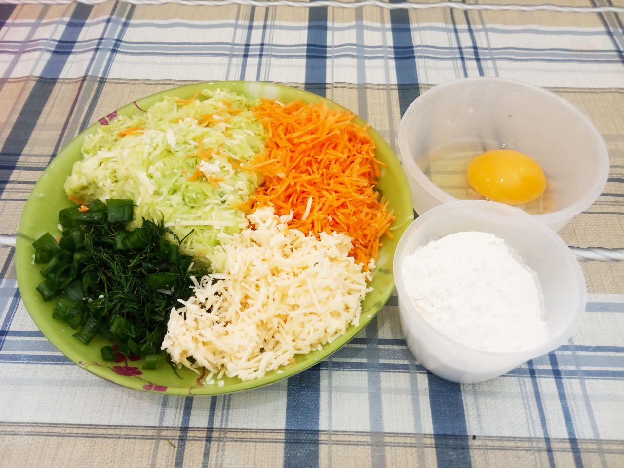 Оладьи из кабачков, сыра и моркови, просто и вкусно: В чашу или в другую посуде соединяем кабачок, морковь, яйцо и муку, солим и перчим по вкусу. Массу тщательно