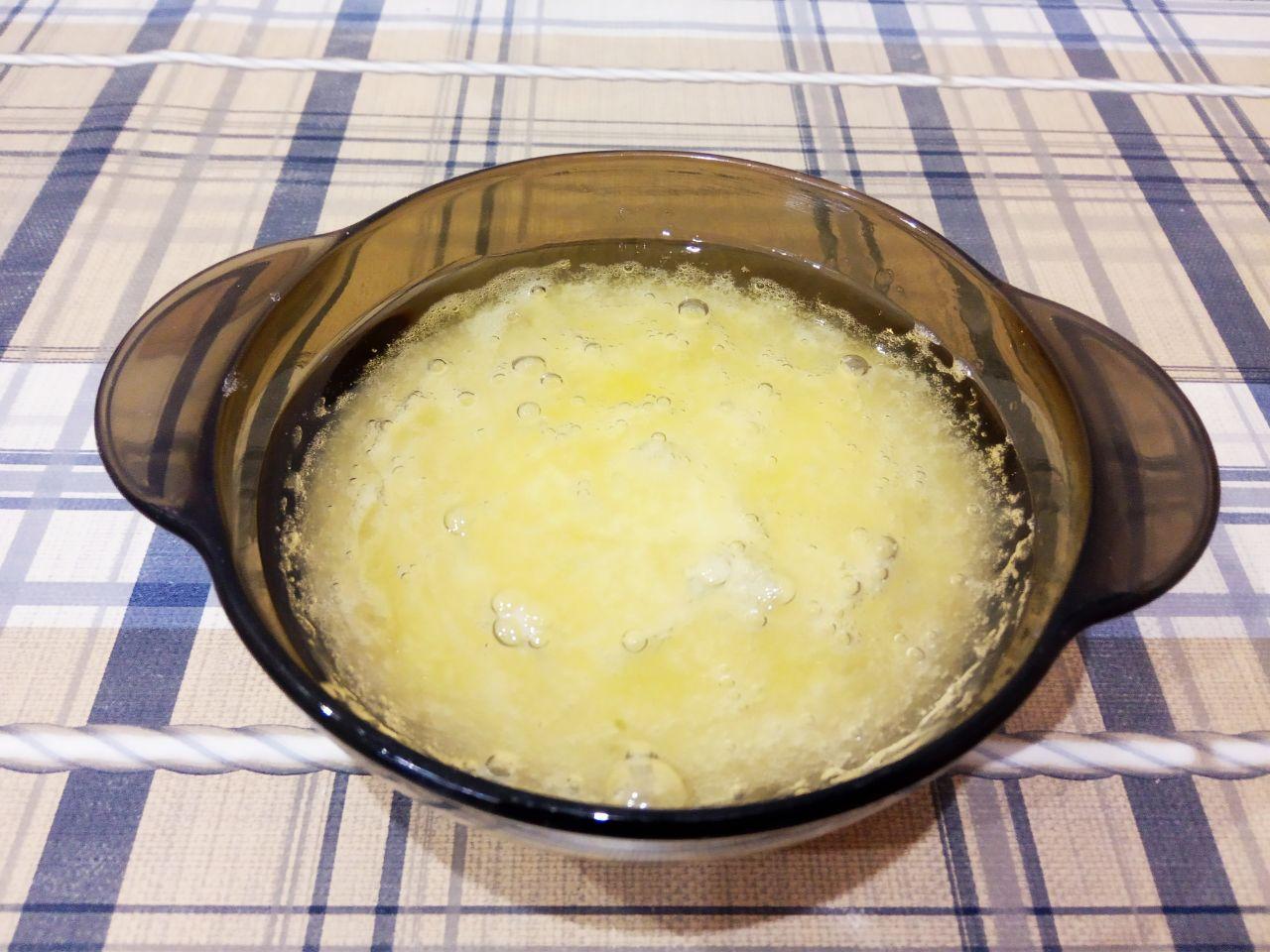 Простой рецепт грейпфрутового печенья, просто и вкусно: Добавляем растительное масло и размешиваем.