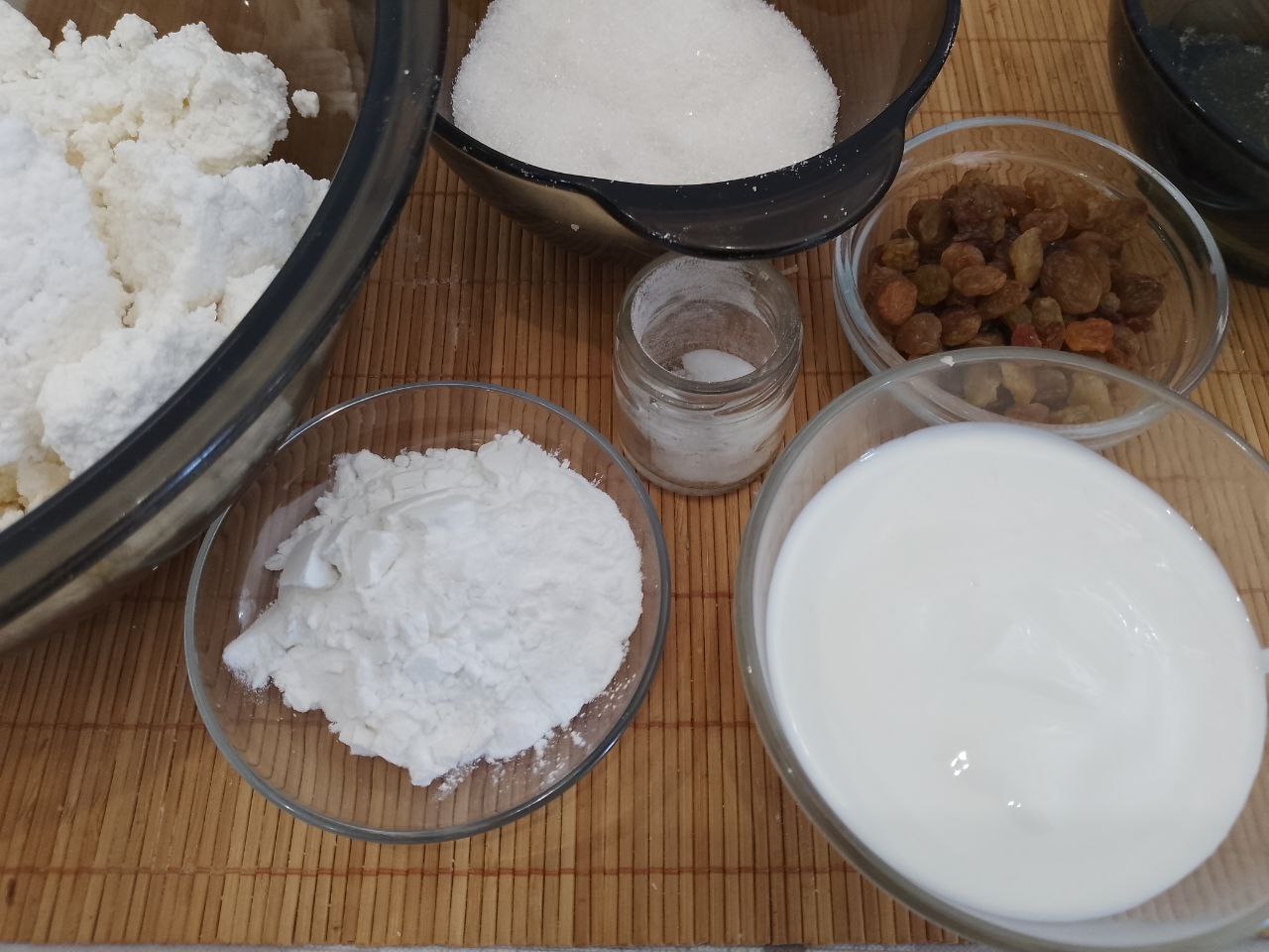 Пирог из песочной крошки и творога, вкусный и аппетитный: Приготовим творожную начинку.