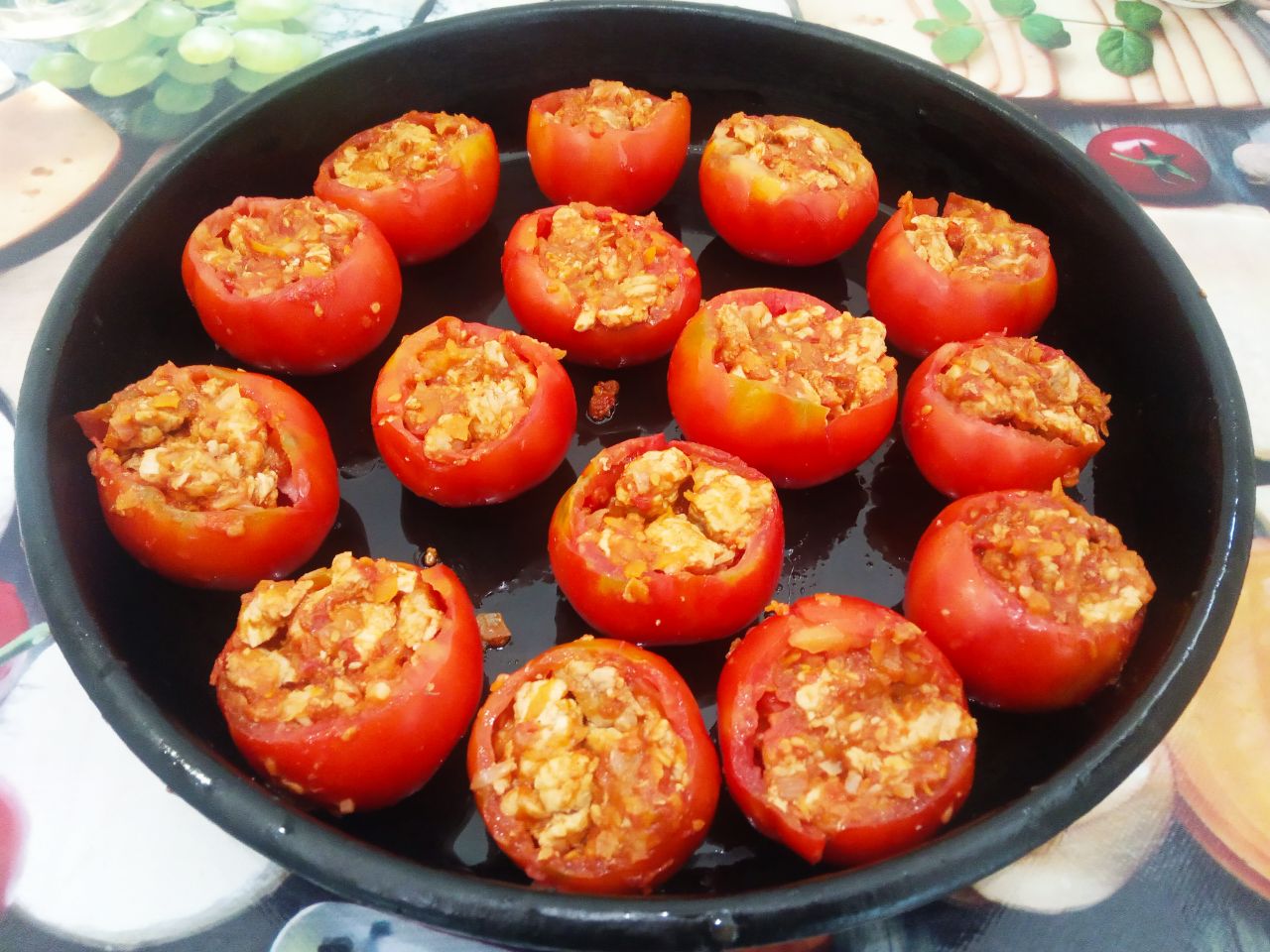Запеченные помидоры с мясной начинкой и сыром: Помидоры наполняем начинкой и укладываем на смазанный маслом противень или покрытый пергаментом.
