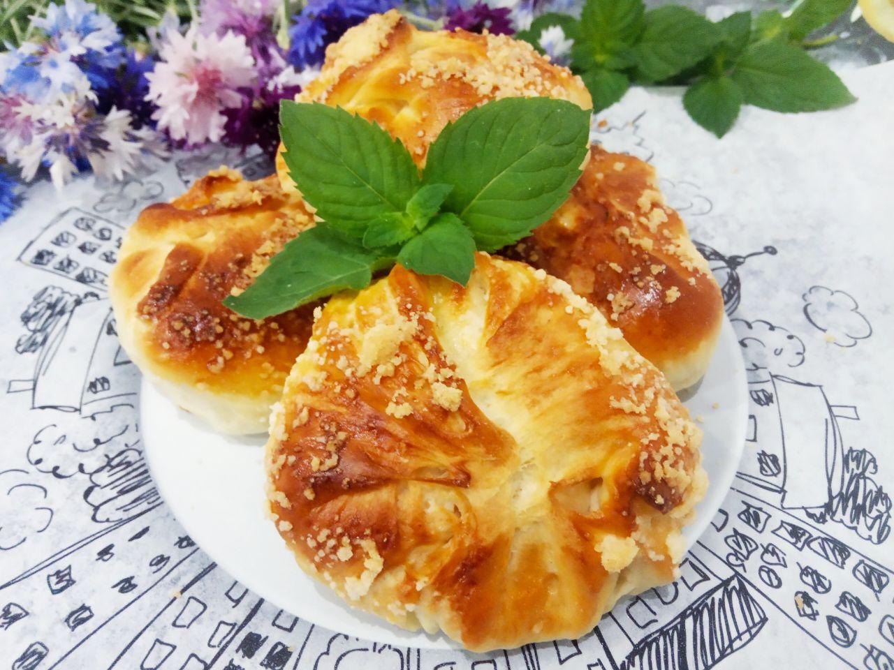 Булочки воздушные и слоистые, с крошкой