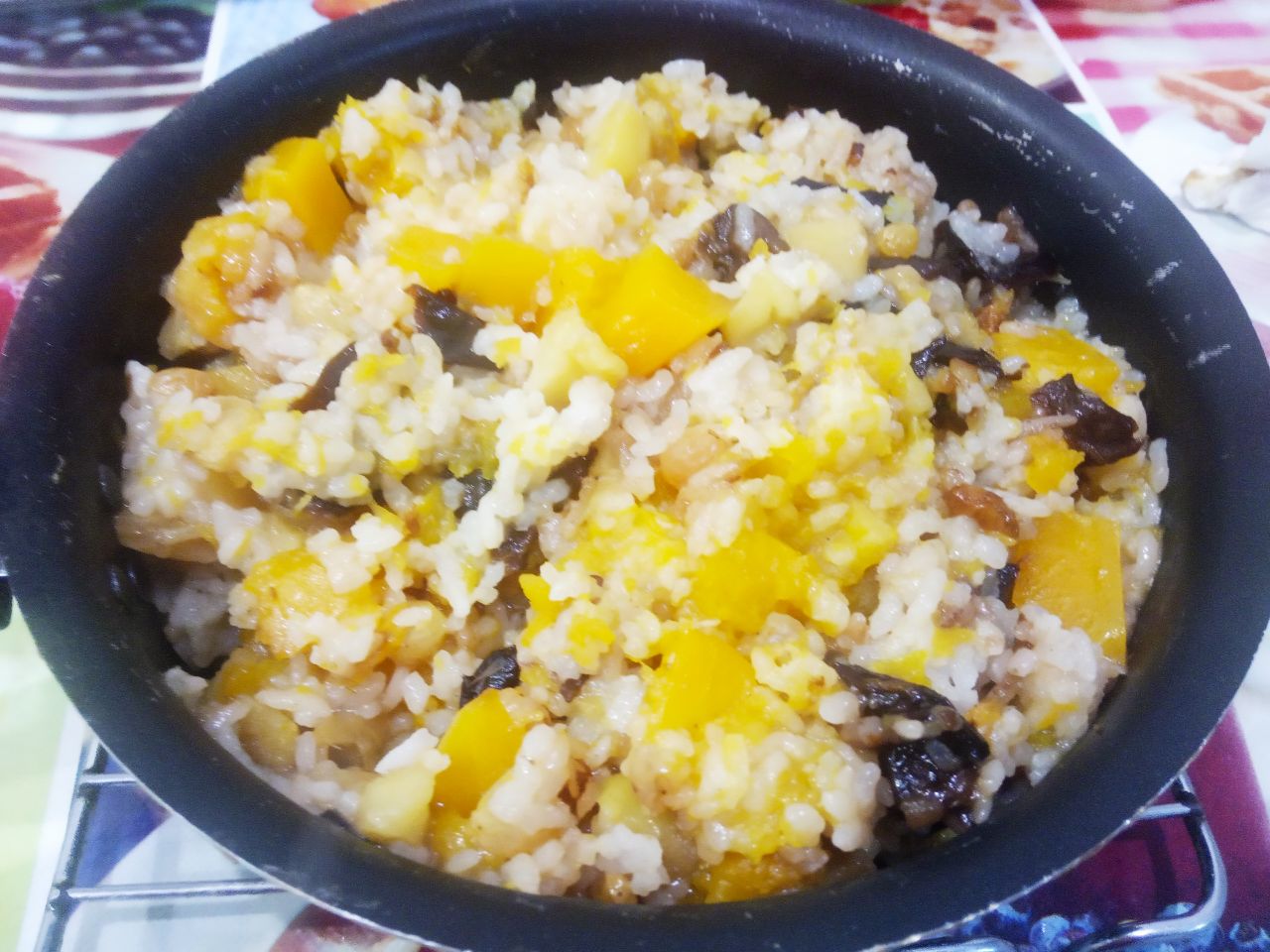 Плов  из тыквы и фруктов, полезный и вкусный: Закрываем крышкой и ставим на слабый огонь на 35-40 минут.