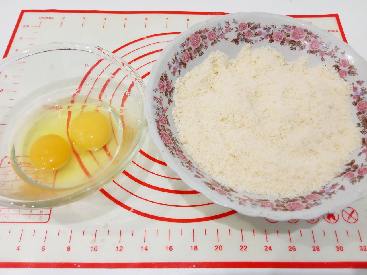 Булочки с изюмом в мучной крошке, воздушные и вкусные: Добавляем сливочное масло и растираем в крошку.
