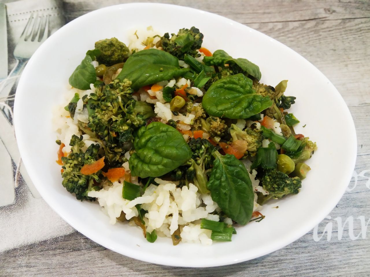 Тушеные овощи с рисом, брокколи и зелёным горошком, вкусно и полезно